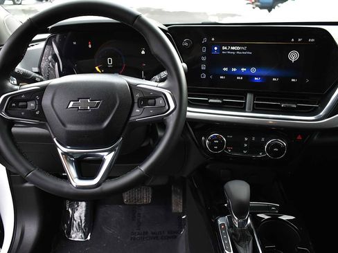 Used 2025 Chevrolet Trax ACTIV w/ Sunroof Package image 14