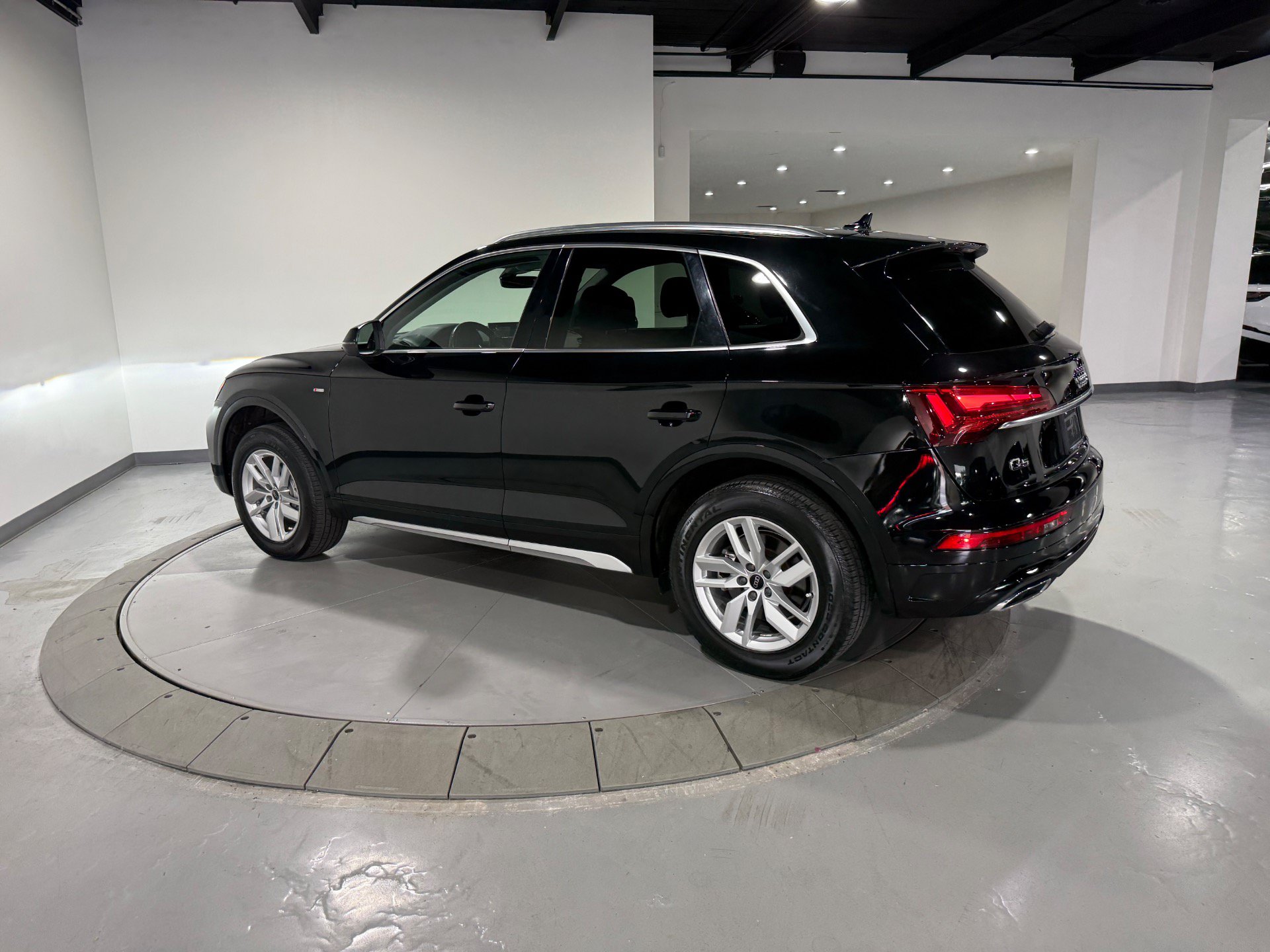 Used 2023 Audi Q5 2.0T Premium w/ Convenience Package AWD/4WD image 9