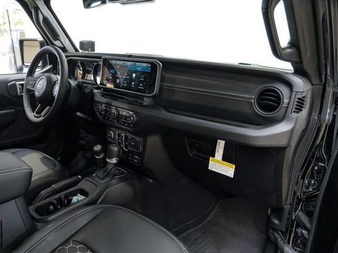 Used 2025 Jeep Gladiator Sport AWD/4WD image 14
