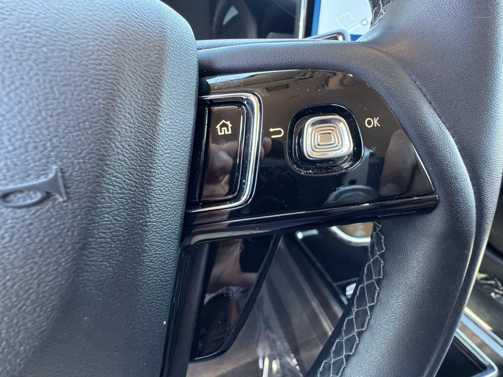 Used 2025 Lincoln Corsair FWD image 32