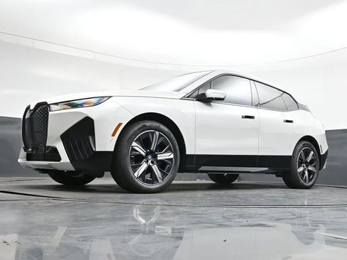 Used 2024 BMW iX xDrive50 w/ Premium Package AWD/4WD image 39