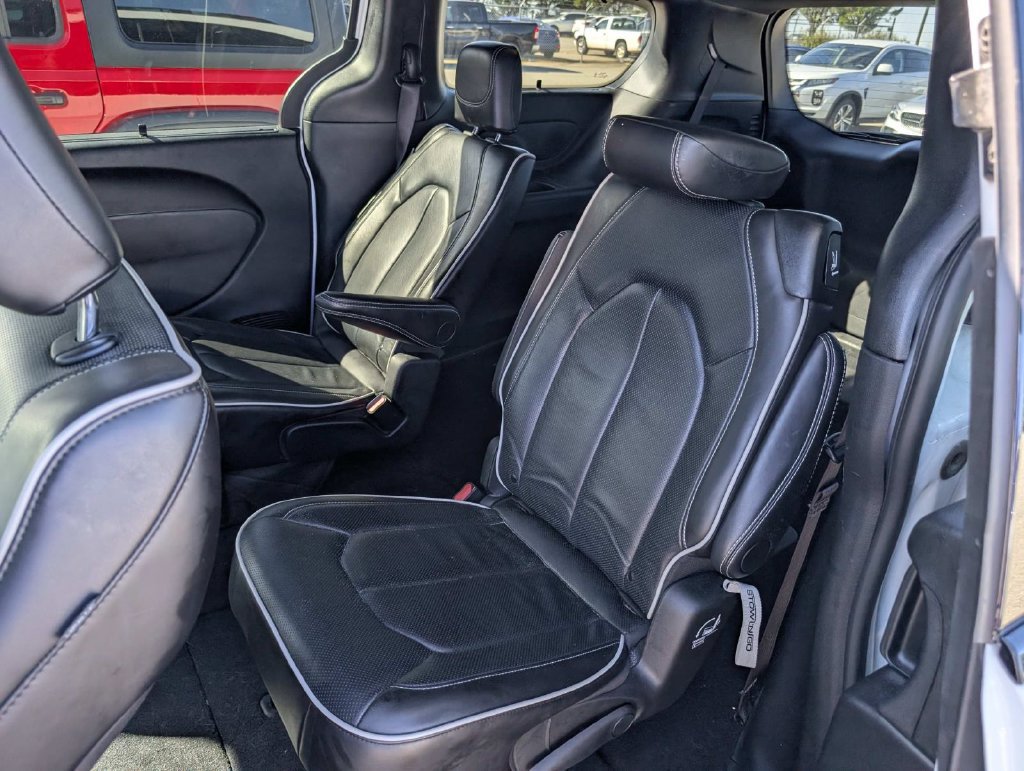Used 2025 Chrysler Pacifica Limited FWD image 11