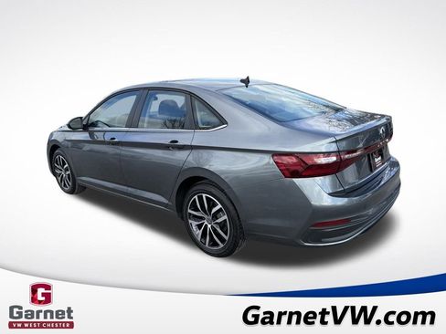 Used 2025 Volkswagen Jetta SE image 3