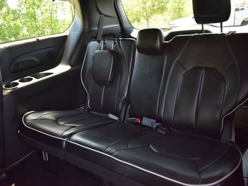 Certified 2025 Chrysler Pacifica Limited FWD image 25