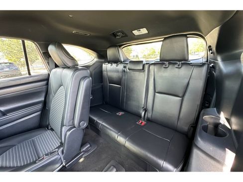 Used 2021 Toyota Highlander XSE FWD image 18