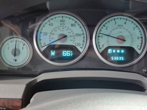 Used 2009 Chrysler Town & Country Touring FWD image 13