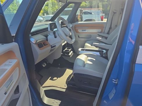 Used 2025 Volkswagen ID. Buzz Pro S Plus RWD image 8