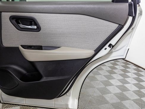 Used 2023 Nissan Rogue SV image 41