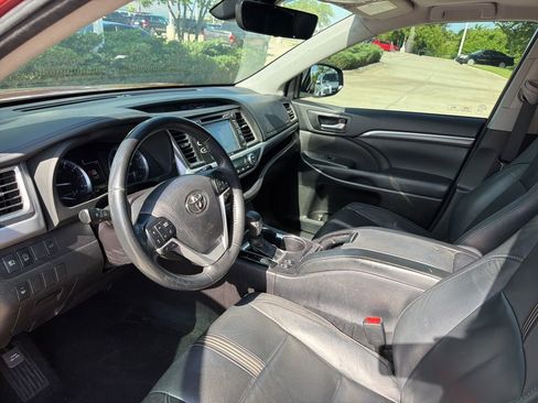 Used 2018 Toyota Highlander SE FWD image 4