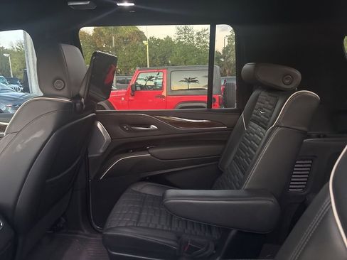 Used 2024 Cadillac Escalade ESV Sport Platinum image 6