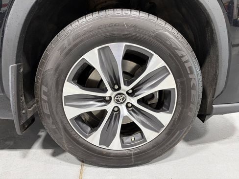 Used 2022 Toyota Highlander XLE AWD/4WD image 37