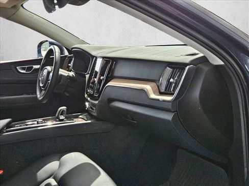 Used 2022 Volvo XC60 B5 Momentum w/ Advanced Package FWD image 18