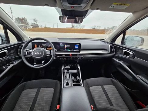 Used 2024 Kia Sorento LX image 12