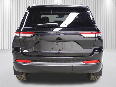 New 2026 Jeep Grand Cherokee Altitude image 4