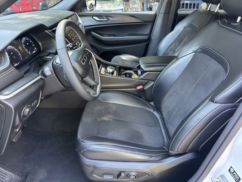 Used 2023 Jeep Grand Cherokee Altitude AWD/4WD image 9