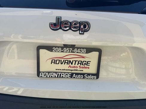 Used 2019 Jeep Cherokee Latitude Plus AWD/4WD image 32