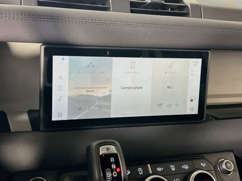 Used 2023 Land Rover Defender 90 X-Dynamic SE AWD/4WD image 14