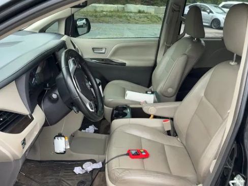 Used 2019 Toyota Sienna XLE FWD image 2