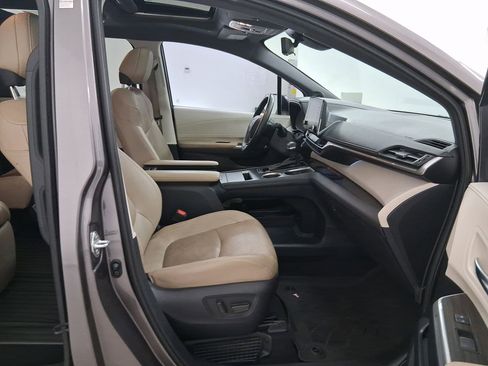 Used 2021 Toyota Sienna Limited image 31