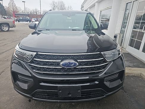 Used 2024 Ford Explorer XLT image 3