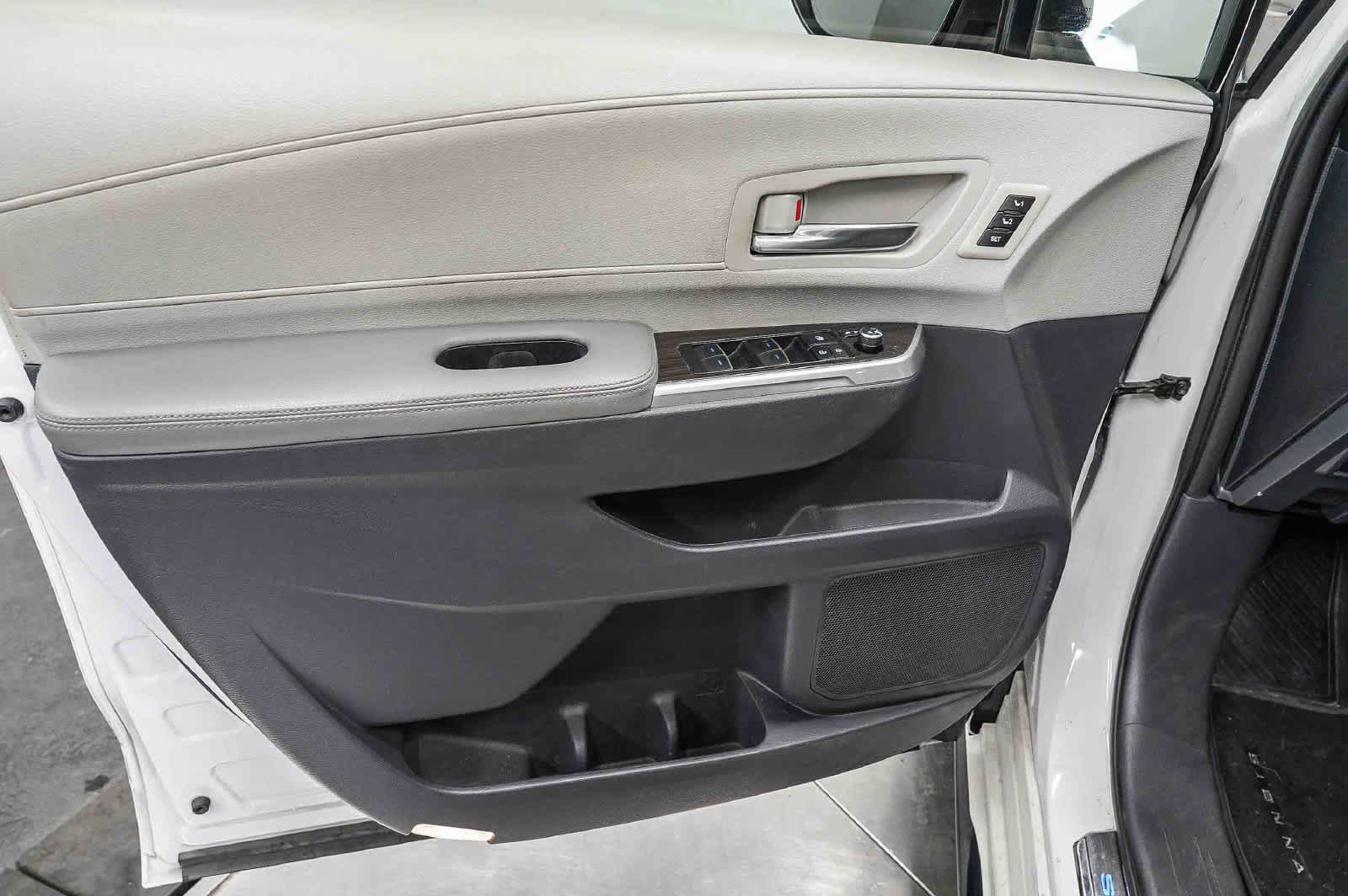 Used 2021 Toyota Sienna Limited FWD image 22