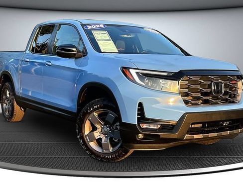 Used 2025 Honda Ridgeline TrailSport image 3