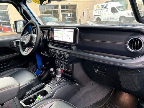 Used 2025 Jeep Wrangler Unlimited Sahara AWD/4WD image 14