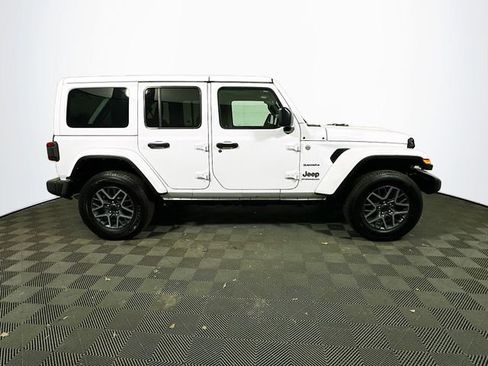 Used 2024 Jeep Wrangler Sahara image 9