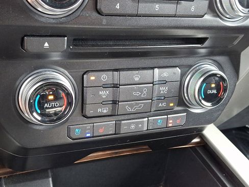 Used 2018 Ford F150 Lariat w/ Equipment Group 502A Luxury image 16