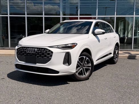 Used 2025 Audi Q5 Premium w/ Convenience Package AWD/4WD image 1