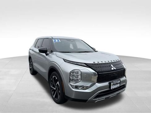 Used 2022 Mitsubishi Outlander SE image 3