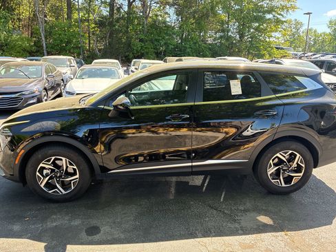 Used 2025 Kia Sportage LX image 9