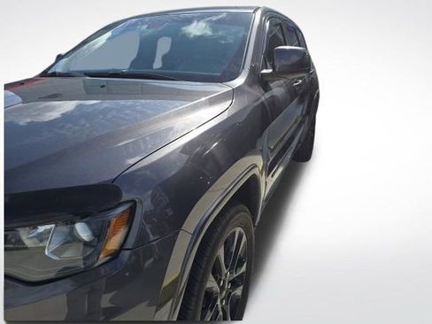 Used 2018 Jeep Grand Cherokee Altitude AWD/4WD image 4