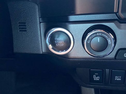 Used 2020 Toyota Tacoma TRD Off-Road w/ Technology Package AWD/4WD image 16