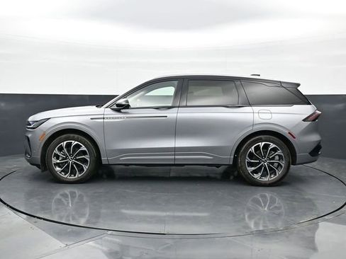 Used 2024 Lincoln Nautilus Reserve AWD/4WD image 4