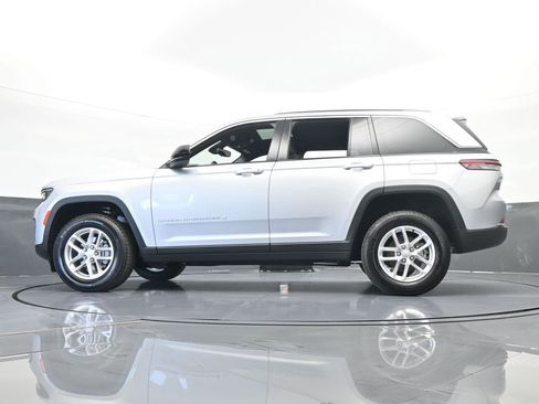 Used 2024 Jeep Grand Cherokee Laredo X image 58