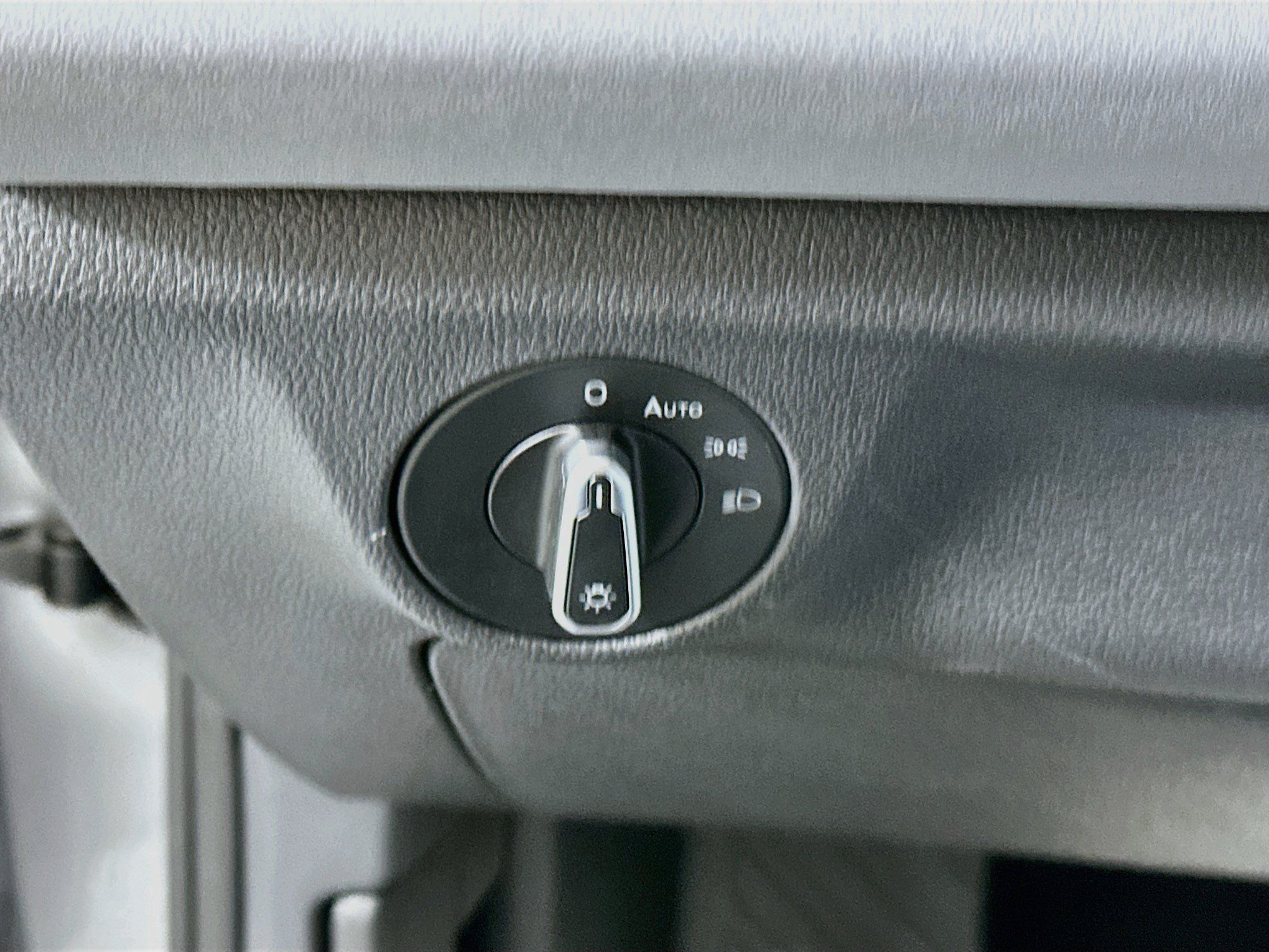 Used 2025 Volkswagen Jetta SE FWD image 17