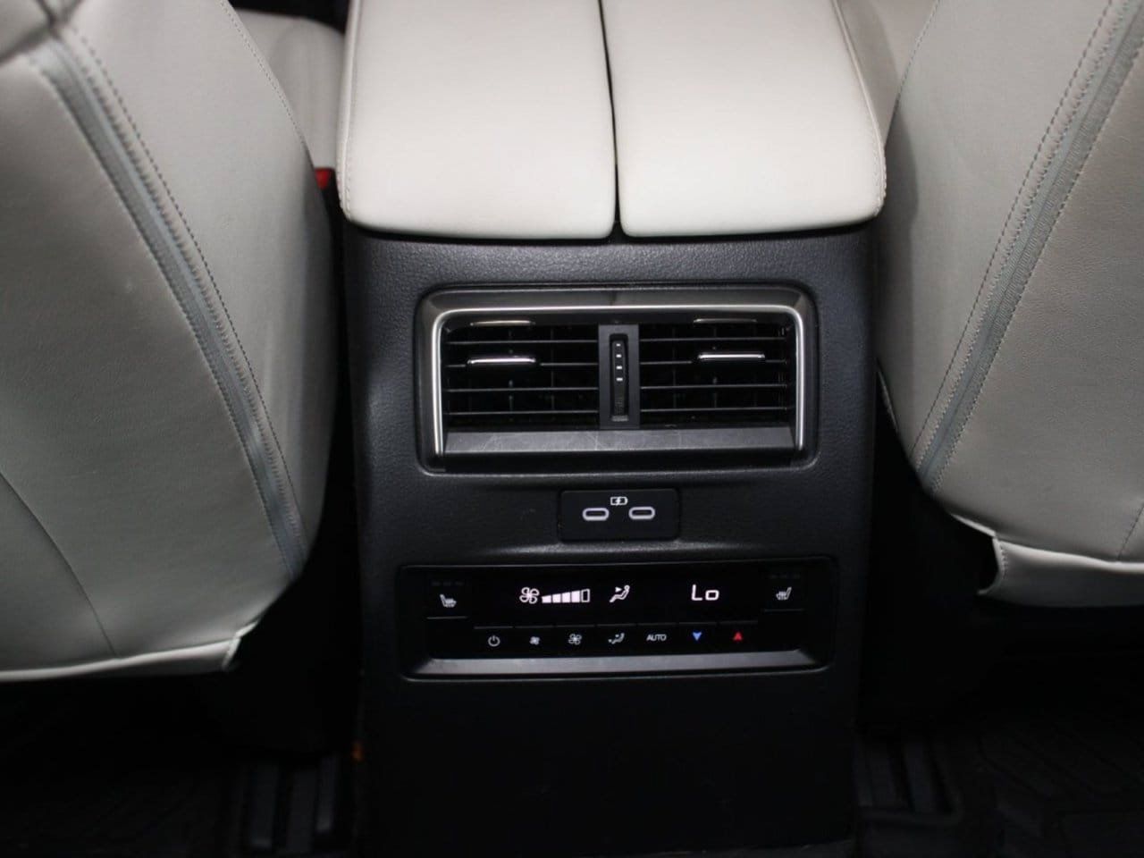 Used 2024 MAZDA CX-90 Plug-In Hybrid w/ Premium Plus AWD/4WD image 17