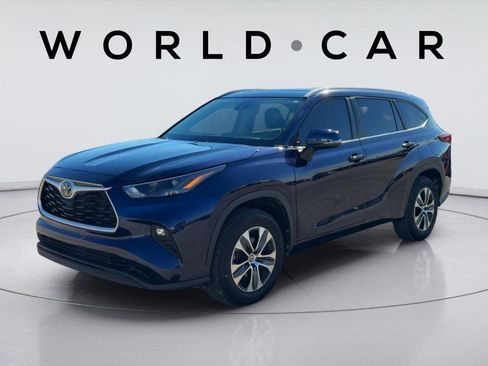 Used 2023 Toyota Highlander XLE image 3