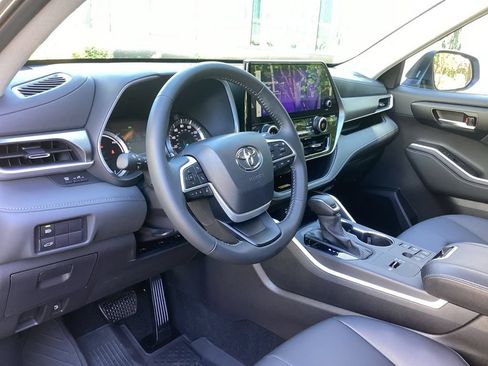 Certified 2025 Toyota Highlander XLE AWD/4WD image 12