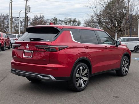 New 2025 Mitsubishi Outlander SE image 3