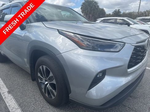 Used 2022 Toyota Highlander XLE image 3