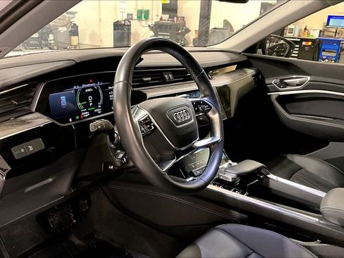 Certified 2022 Audi e-tron Premium image 17
