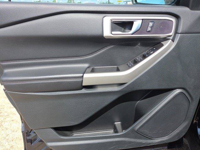 Certified 2024 Ford Explorer XLT RWD image 32