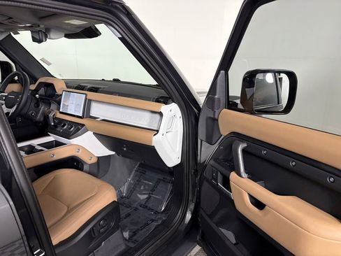 Used 2025 Land Rover Defender 110 S image 33