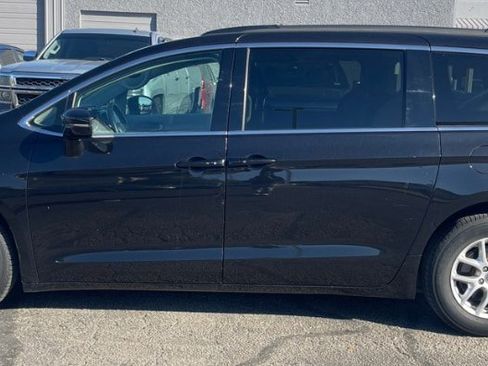 Used 2022 Chrysler Pacifica Touring-L FWD image 6