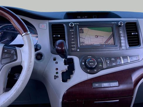 Used 2011 Toyota Sienna Limited w/ Premium Pkg FWD image 6