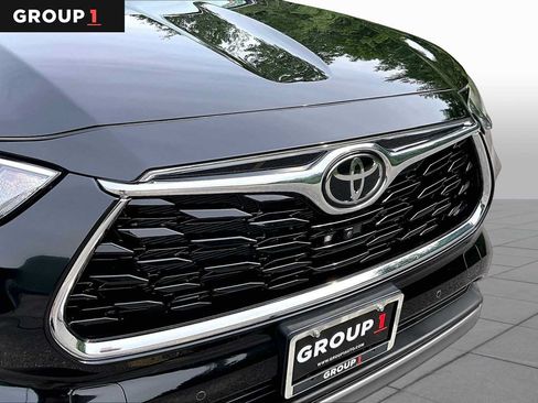 Certified 2025 Toyota Highlander Platinum AWD/4WD image 32