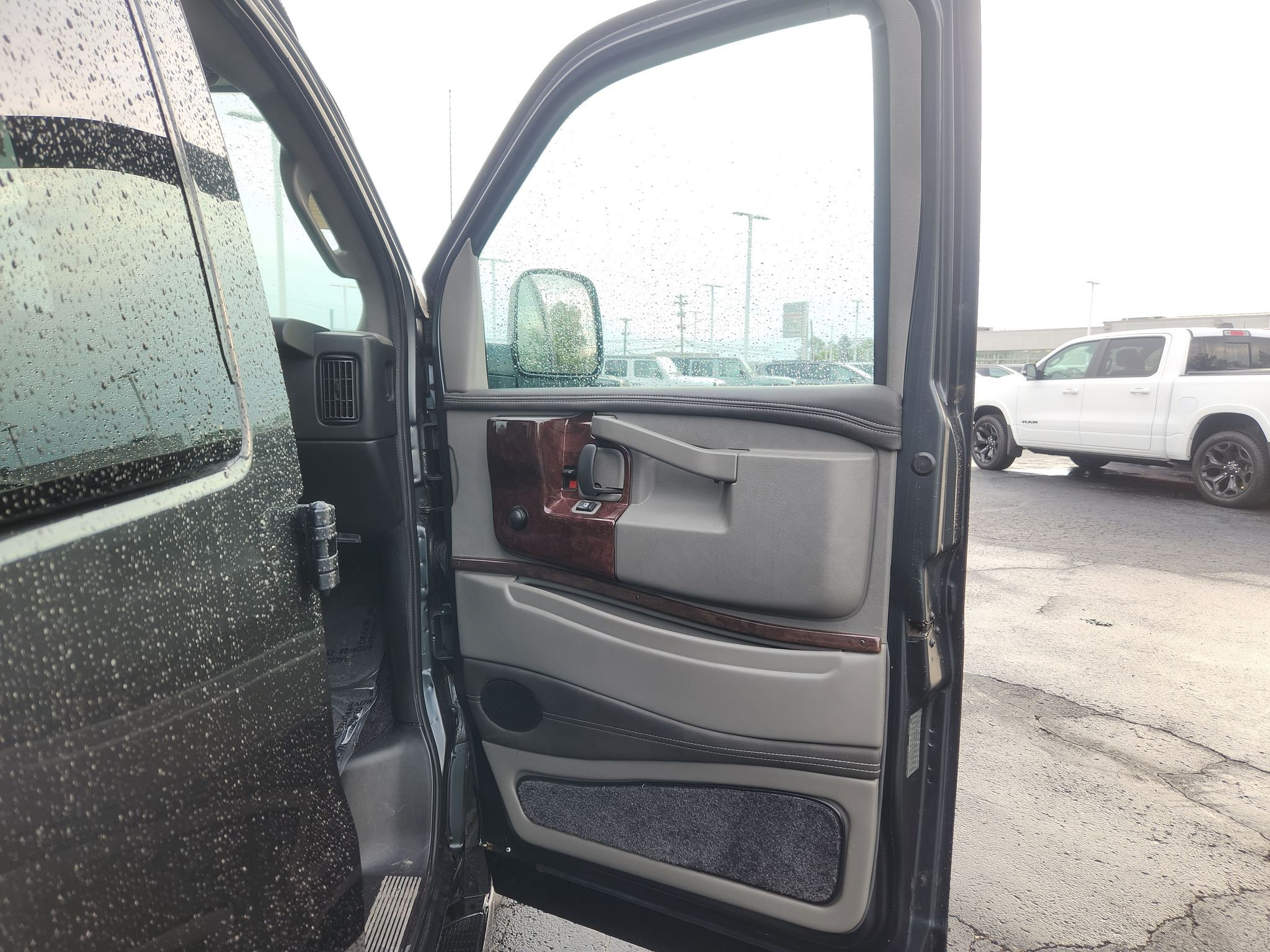 Used 2017 GMC Savana 2500 RWD image 37
