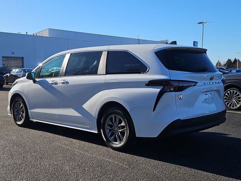 Used 2024 Toyota Sienna LE image 27